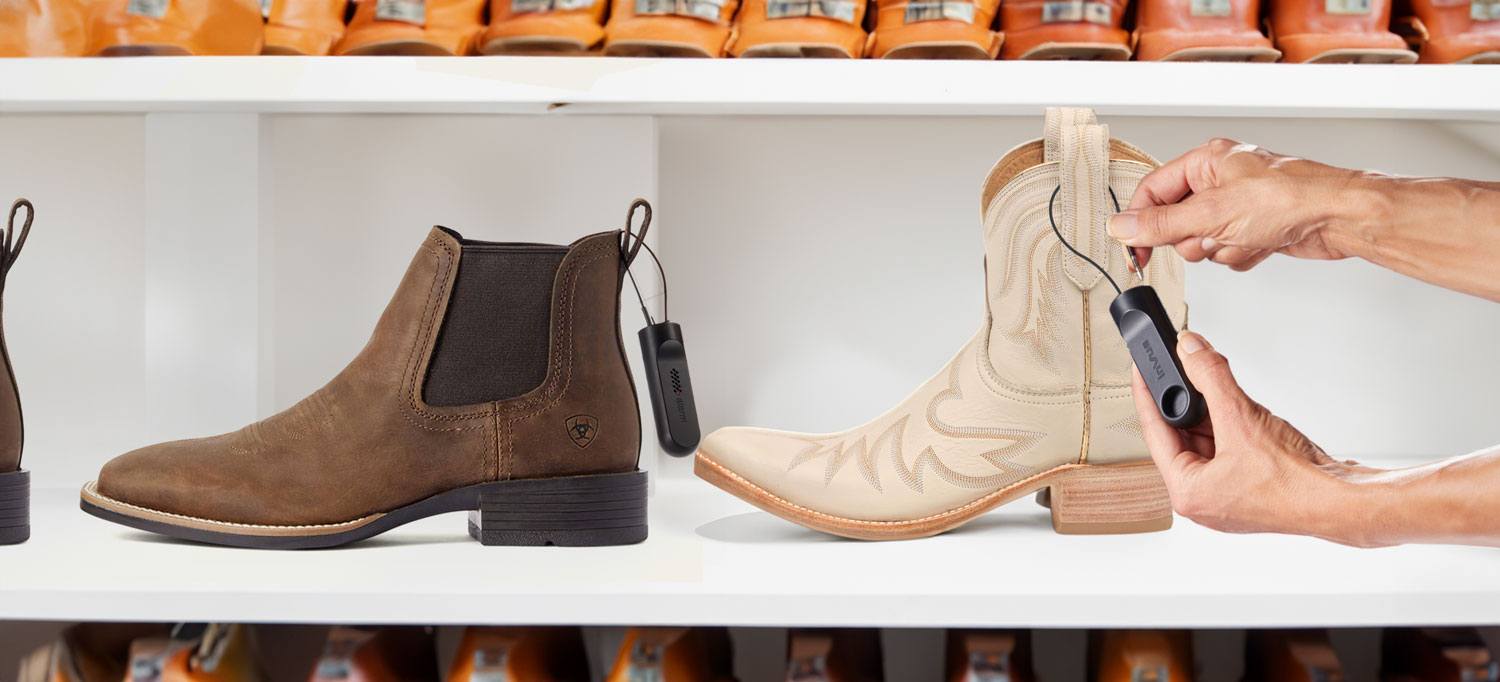 Cowboy-Stiefel auf dem Display mit Kabelschloss-Anker